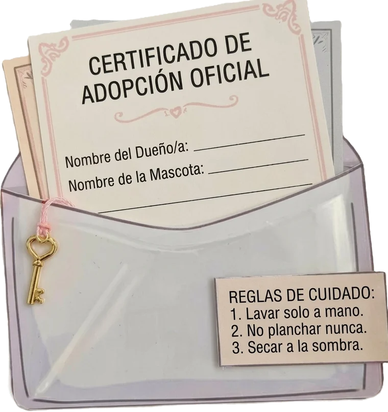 Certificado de Adopción Oficial asomando de un sobre, con espacios para el nombre del dueño y de la mascota, y la tarjeta de reglas de cuidado: lavar solo a mano, no planchar nunca, secar a la sombra